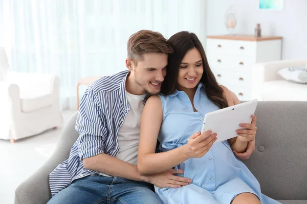 Νεαρός Άνδρας Και Έγκυος Σύζυγός Του Χρησιμοποιώντας Υπολογιστή Tablet Στον — Φωτογραφία Αρχείου