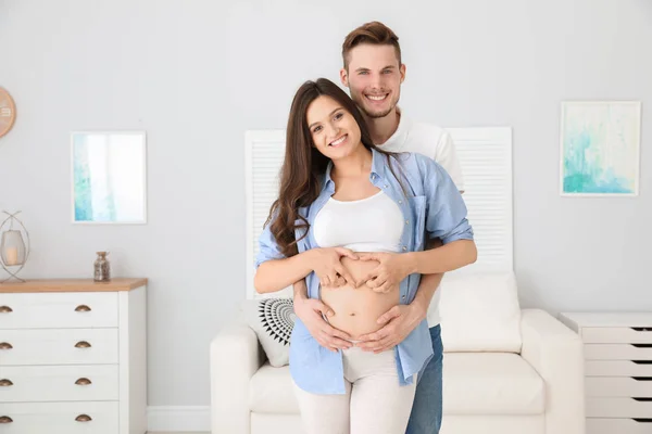 Беременная Женщина Муж Показывают Сердце Руками Дома — стоковое фото