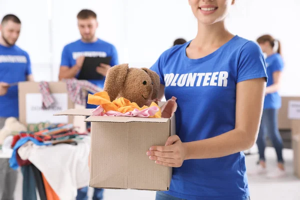 Mujer Voluntaria Sosteniendo Caja Con Donaciones Interior — Foto de Stock