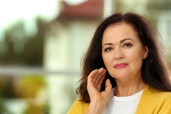 Potret Wanita Tua Yang Cantik Dengan Latar Belakang Kabur Dengan — Stok Foto