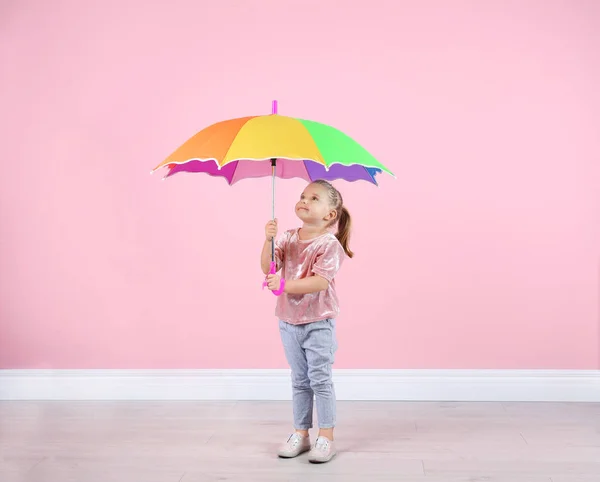 Маленькая Девочка Радужным Зонтиком Возле Цветной Стены — стоковое фото