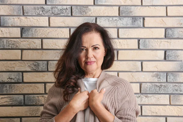 Retrato Bela Mulher Mais Velha Contra Parede Tijolo — Fotografia de Stock