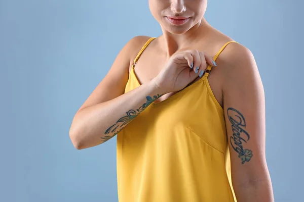 Mujer Joven Con Tatuajes Sobre Fondo Color — Foto de Stock