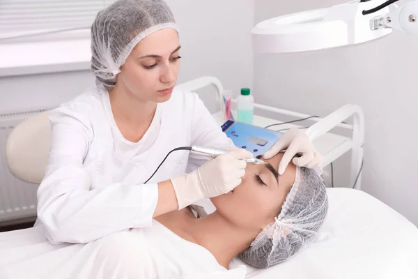 Young Woman Undergoing Procedure Permanent Eyebrow Makeup Tattoo Salon — Stock Photo, Image