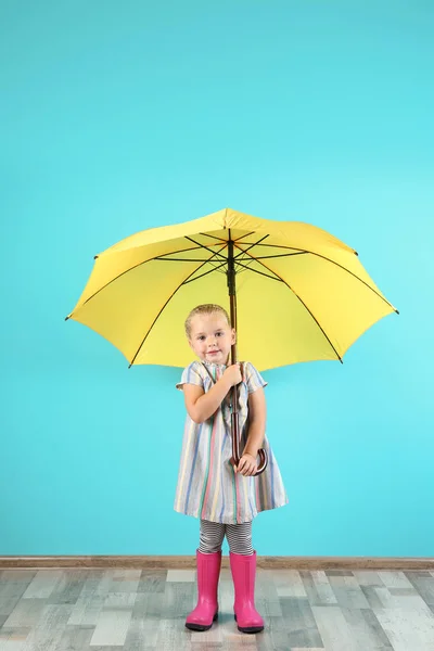 Маленькая Девочка Желтым Зонтиком Рядом Цветной Стеной — стоковое фото