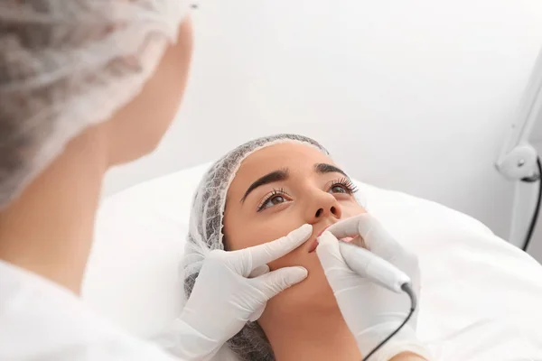 Νεαρή Γυναίκα Που Υποβάλλονται Διαδικασία Μόνιμης Χείλη Μακιγιάζ Σαλόνι Τατουάζ — Φωτογραφία Αρχείου