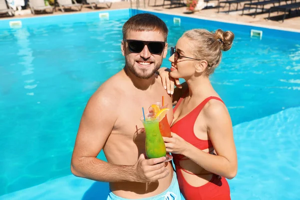 Yüzme Havuzu Resort Yakınındaki Kokteyl Serinletici Ile Genç Çift — Stok fotoğraf