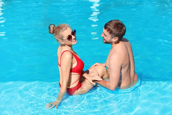 Gelukkige Jonge Paar Van Zwembad Het Resort — Stockfoto