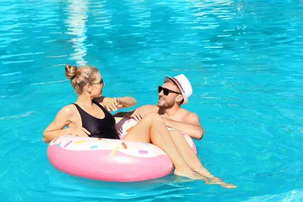 Felice Giovane Coppia Con Anello Gonfiabile Piscina — Foto Stock