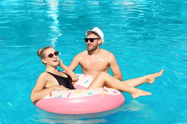 Felice Giovane Coppia Con Anello Gonfiabile Piscina — Foto Stock