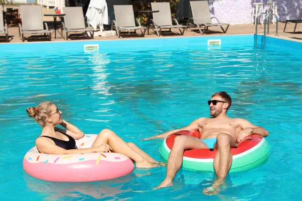 Feliz Pareja Joven Con Anillos Inflables Piscina — Foto de Stock