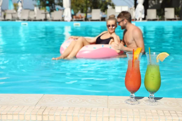 Erfrischende Cocktails Und Junges Paar Pool Hintergrund — Stockfoto