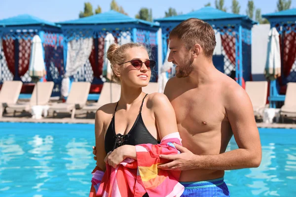 Jovem Casal Feliz Perto Piscina Resort — Fotografia de Stock