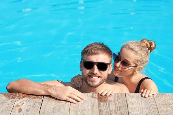 Pareja Joven Feliz Piscina Complejo — Foto de Stock