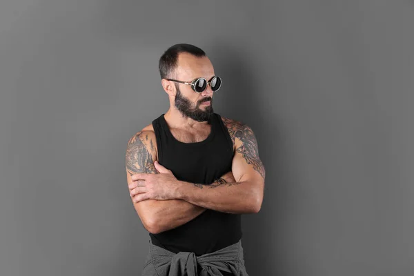 Retrato Homem Tatuado Bonito Fundo Cinza — Fotografia de Stock