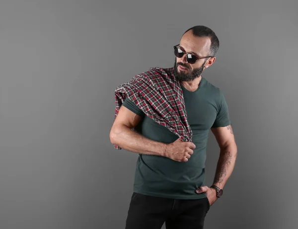 Retrato Hombre Guapo Tatuado Sobre Fondo Gris Espacio Para Texto —  Fotos de Stock