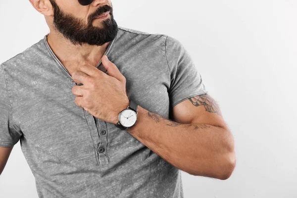 Beyaz zemin üzerine dövmeli adam closeup görünümünü