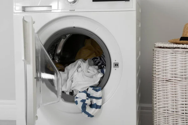 Çamaşırhane Duvar Odadaki Yakınındaki Ile Çamaşır Makinesi — Stok fotoğraf