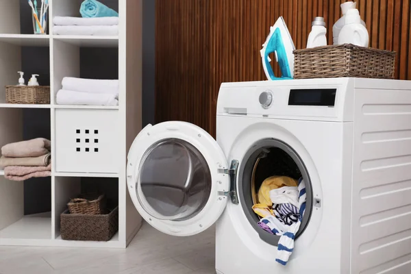 Tvätt Rummet Interiören Med Tvättmaskin Nära Trävägg — Stockfoto