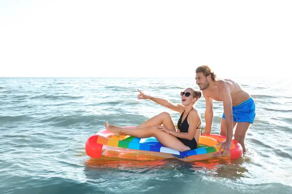 Feliz Pareja Joven Ropa Playa Nadando Con Colchón Inflable Mar — Foto de Stock