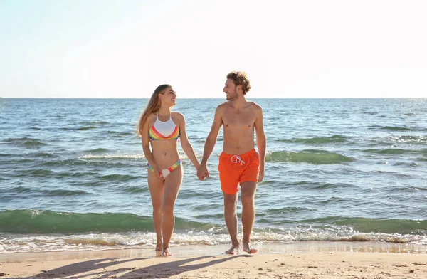 Joyeux Jeune Couple Tenue Plage Posant Sur Bord Mer — Photo