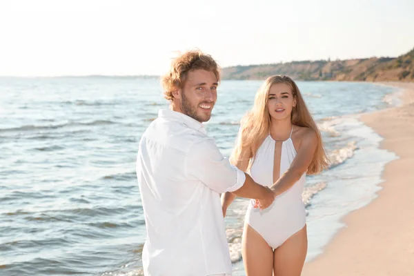 Romántica Pareja Joven Bailando Juntos Playa — Foto de Stock