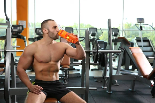 Porträtt Atletisk Man Dricka Proteinshake Gymmet — Stockfoto