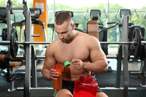 Retrato Del Hombre Atlético Preparando Batido Proteínas Gimnasio —  Fotos de Stock