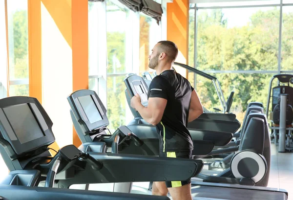 Spor Salonunda Treadmill Güçlü Genç Adam — Stok fotoğraf