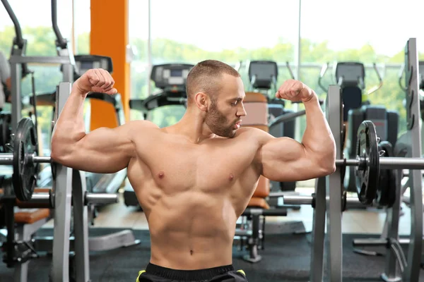 Bar Överkropp Stark Ung Man Poserar Gym — Stockfoto