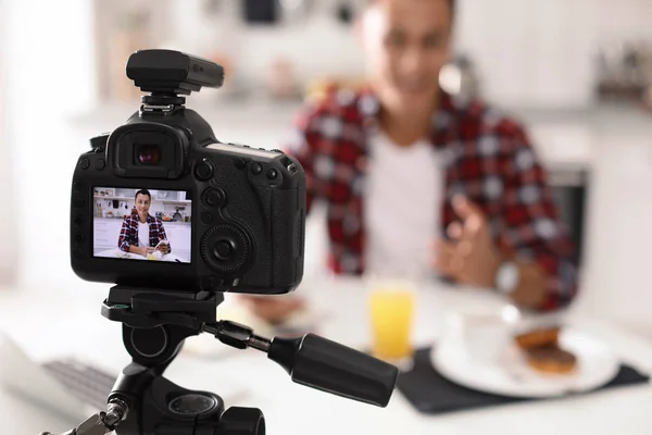 Їжа Блогер Записує Відео Кухні Фокусується Дисплеї Камери Простір Тексту — стокове фото