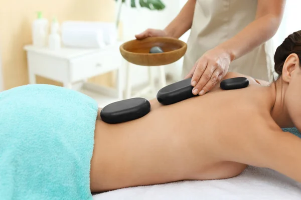 Schöne Junge Frau Bekommt Hot Stone Massage Wellness Salon — Stockfoto
