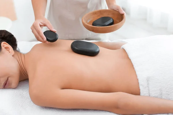Schöne Junge Frau Bekommt Hot Stone Massage Wellness Salon — Stockfoto