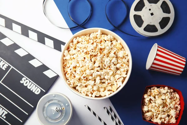 Composizione Posa Piatta Con Popcorn Sfondo Colori Spuntino Cinematografico — Foto Stock