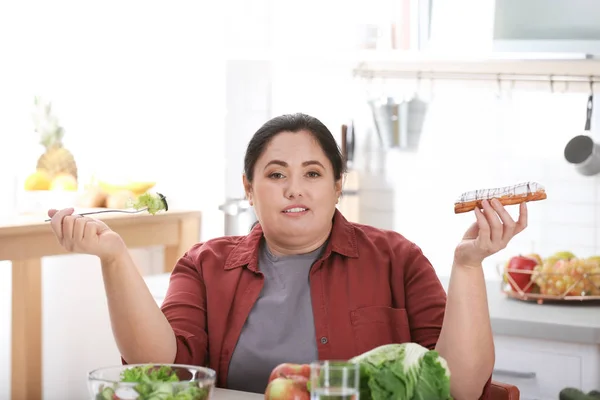 Mujer Eligiendo Entre Ensalada Verduras Postre Cocina Dieta Saludable —  Fotos de Stock
