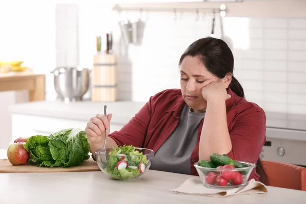 Unhappy Woman Eating Vegetable Salad Table Kitchen Healthy Diet — Stock Photo, Image