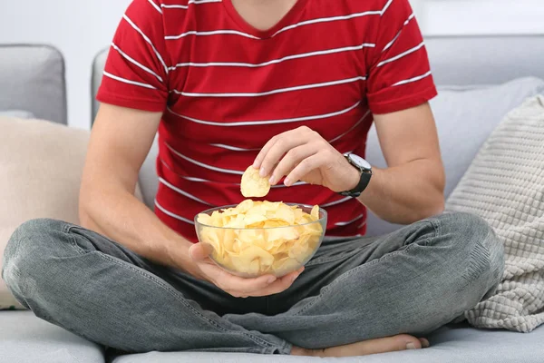 Homme Avec Bol Croustilles Assis Sur Canapé Gros Plan — Photo