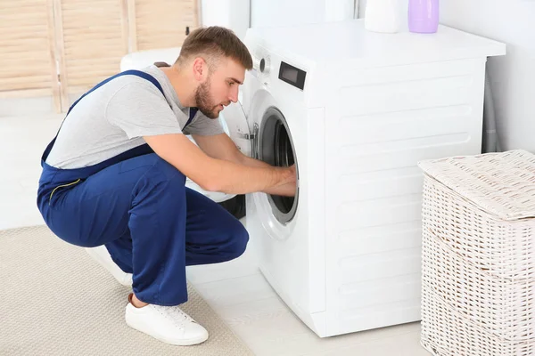 Junger Klempner Repariert Waschmaschine Badezimmer — Stockfoto