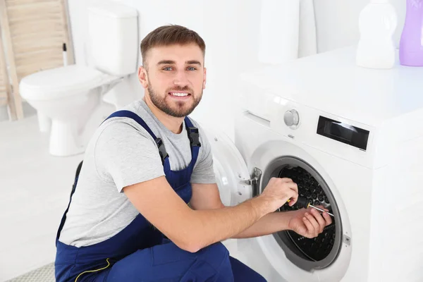 Junger Klempner Repariert Waschmaschine Badezimmer — Stockfoto