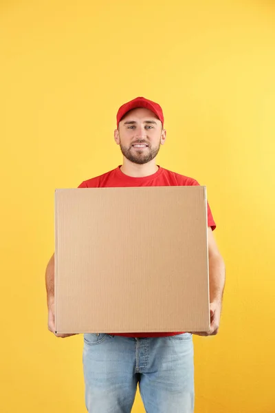 Retrato Homem Caixa Cartão Transporte Uniforme Sobre Fundo Cor Conceito — Fotografia de Stock