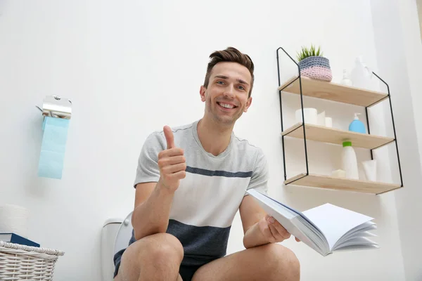 Jovem Com Livro Sentado Vaso Sanitário Banheiro — Fotografia de Stock