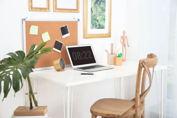 Lieu Travail Élégant Avec Ordinateur Portable Sur Table Dans Chambre — Photo