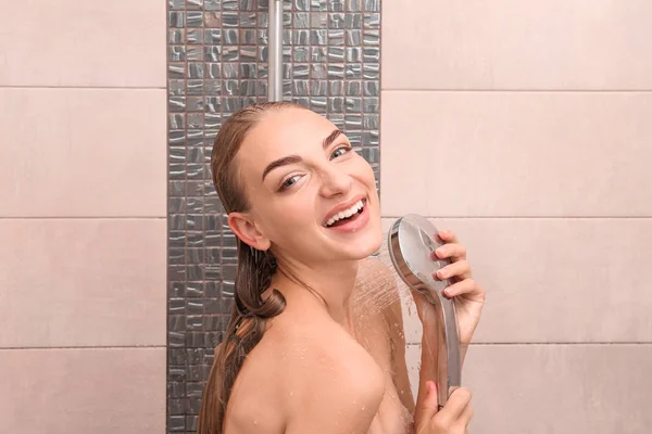 Mooie Jonge Vrouw Nemen Douche Thuis — Stockfoto