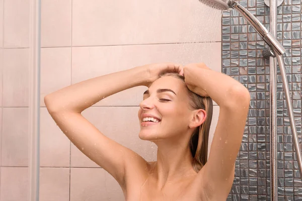 Hermosa Mujer Joven Tomando Ducha Casa — Foto de Stock