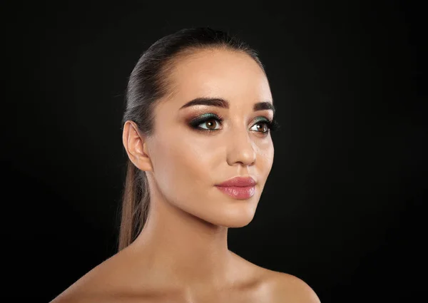 Porträtt Ung Kvinna Med Ögonfransförlängning Och Vackra Makeup Svart Bakgrund — Stockfoto