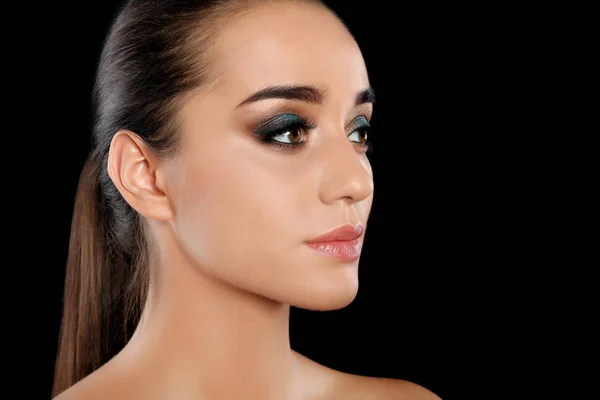 Portrait Jeune Femme Avec Extensions Cils Beau Maquillage Sur Fond — Photo