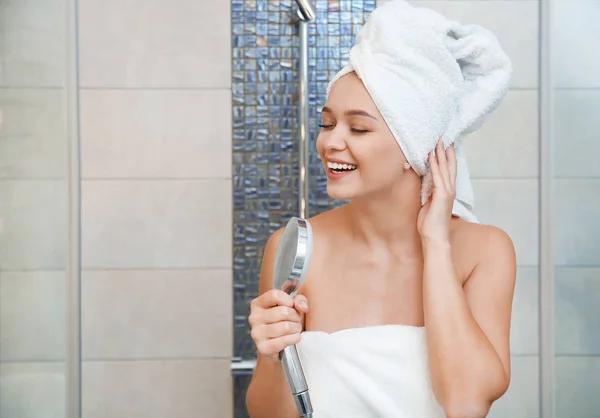 Mooie Vrouw Met Schone Handdoeken Douchekop Houden Badkamer — Stockfoto