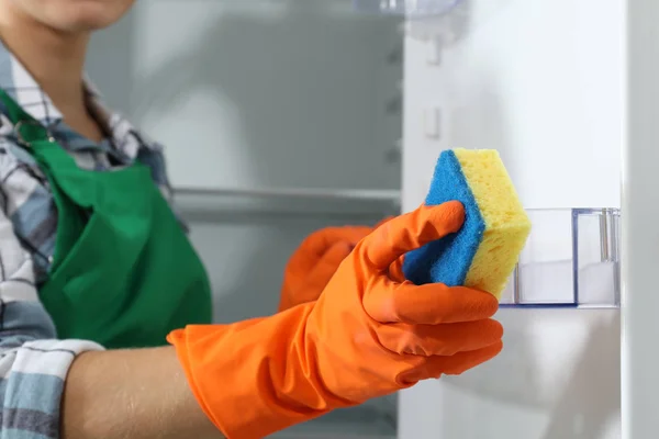 Εργαζόμενος Στη Λαστιχένια Γάντια Καθαρισμού Άδειο Ψυγείο Κοντινό Πλάνο — Φωτογραφία Αρχείου