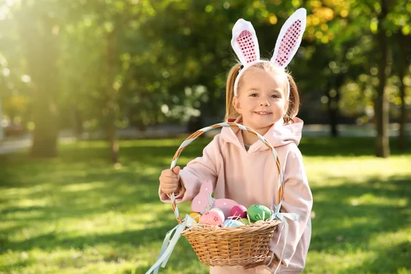 Linda Niña Con Orejas Conejo Cesta Huevos Pascua Parque Espacio — Foto de Stock