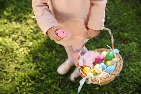 小女孩与复活节彩蛋篮子在公园 特写镜头 — 图库照片